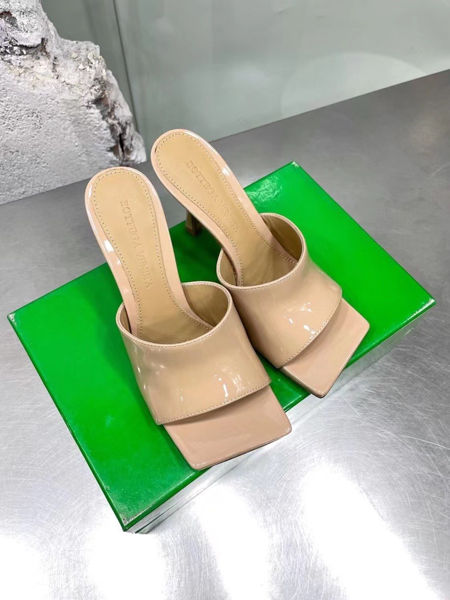 bo*te*ga Ve*ne*ta stretch mules 90mm in beige patent leather