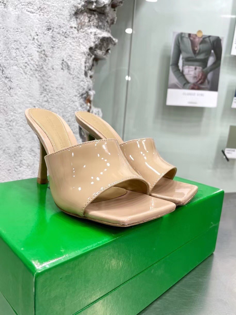 bo*te*ga Ve*ne*ta stretch mules 90mm in beige patent leather