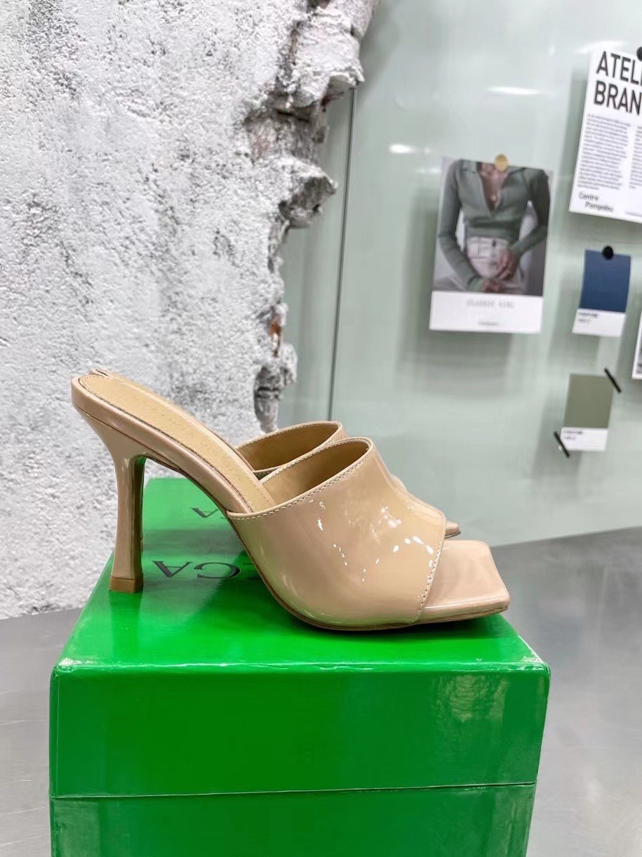 bo*te*ga Ve*ne*ta stretch mules 90mm in beige patent leather