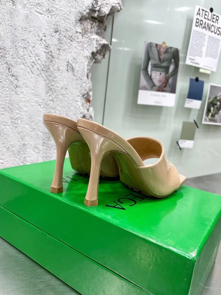 bo*te*ga Ve*ne*ta stretch mules 90mm in beige patent leather