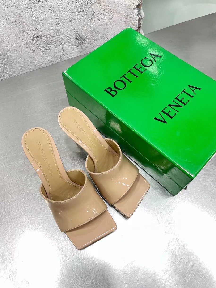 bo*te*ga Ve*ne*ta stretch mules 90mm in beige patent leather