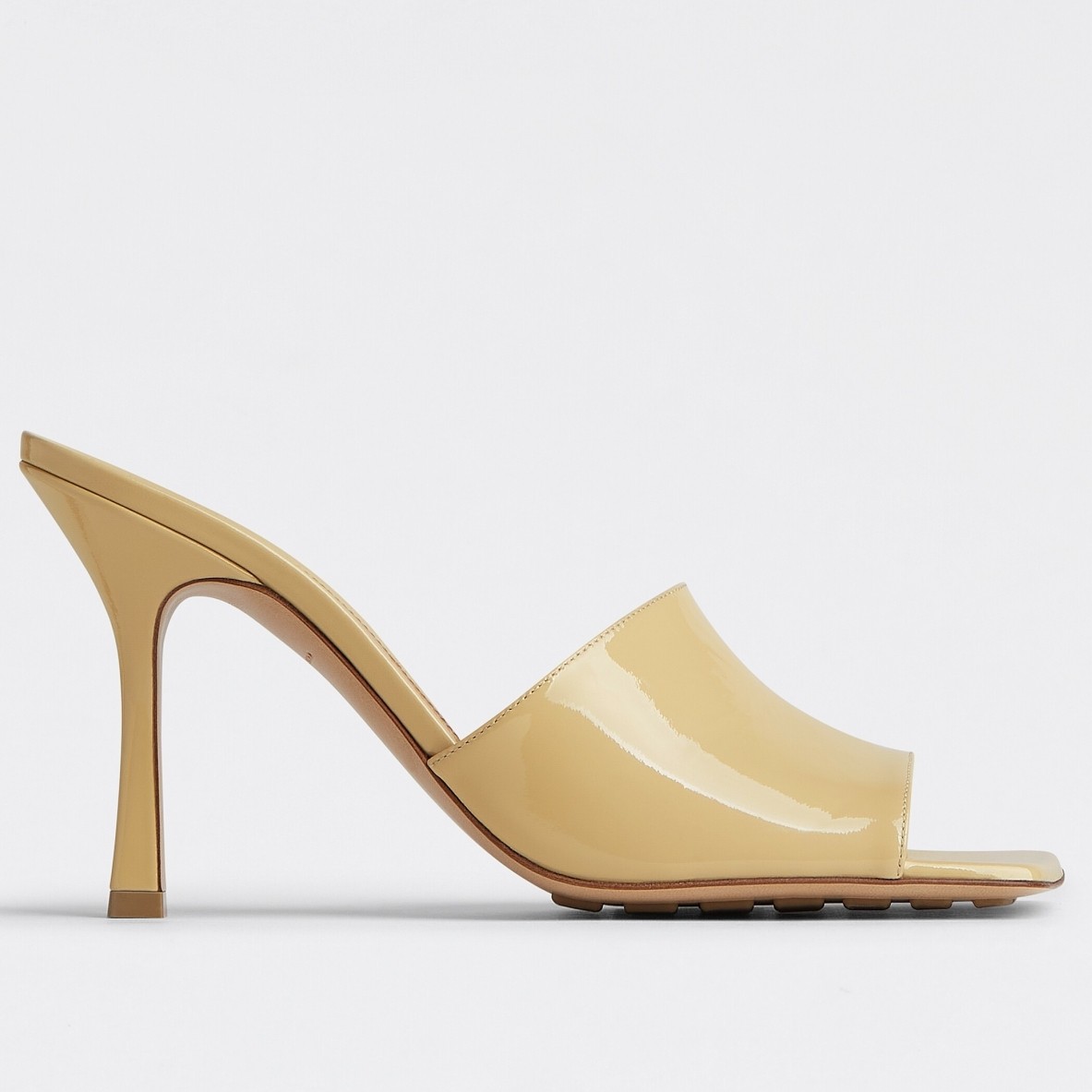 bo*te*ga Ve*ne*ta stretch mules 90mm in beige patent leather