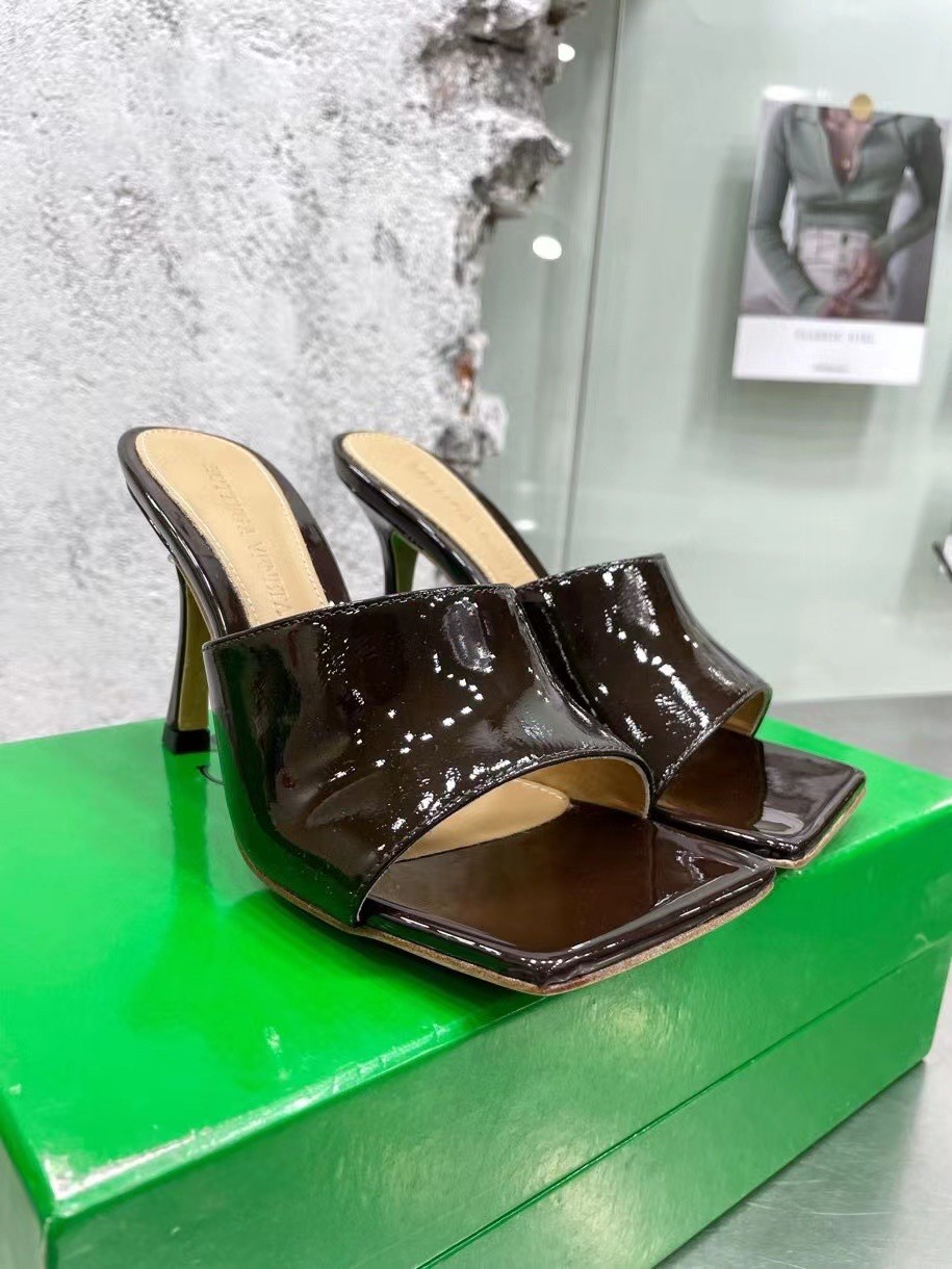 bo*te*ga Ve*ne*ta stretch mules 90mm in oxide patent leather