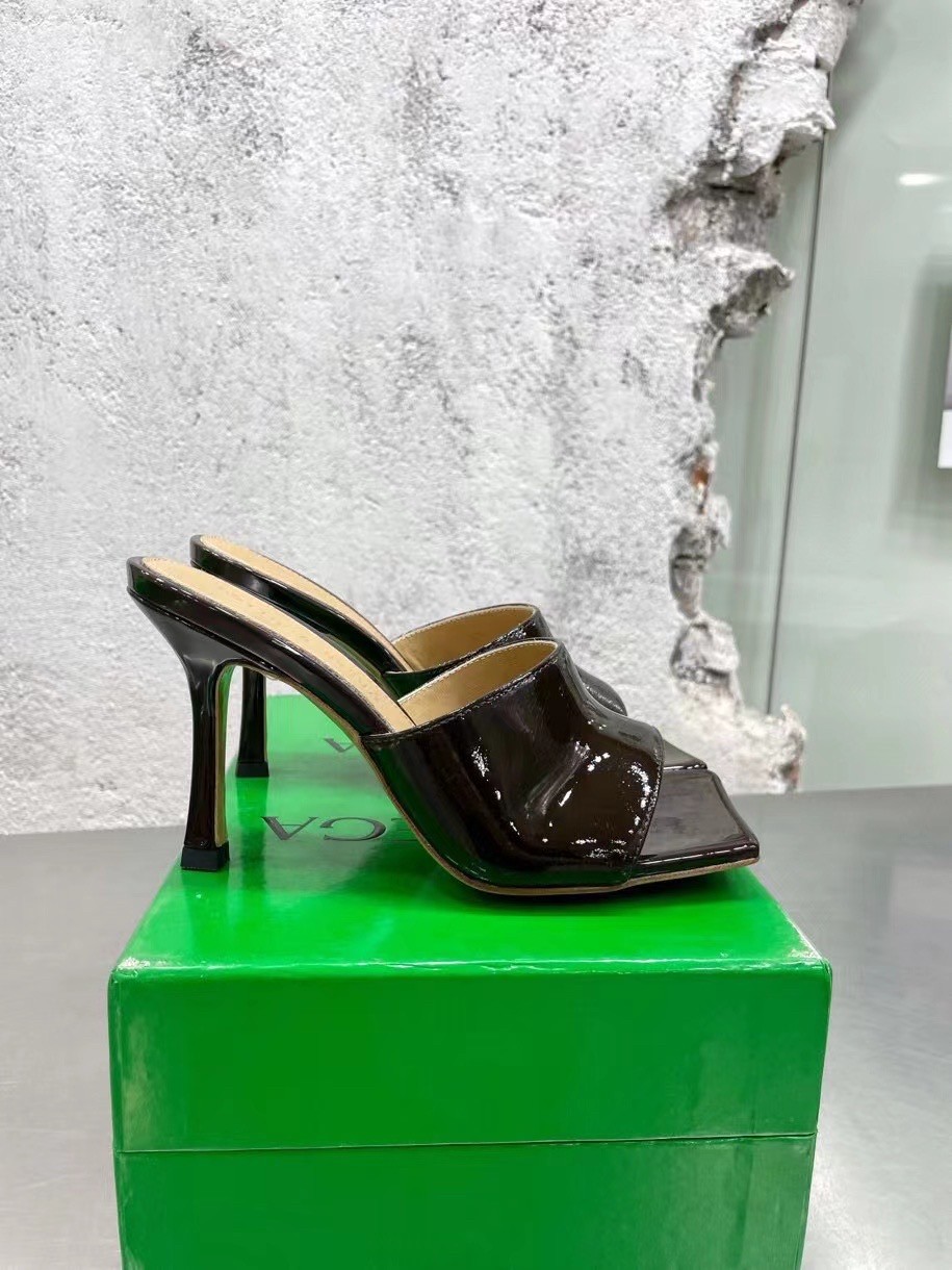 bo*te*ga Ve*ne*ta stretch mules 90mm in oxide patent leather