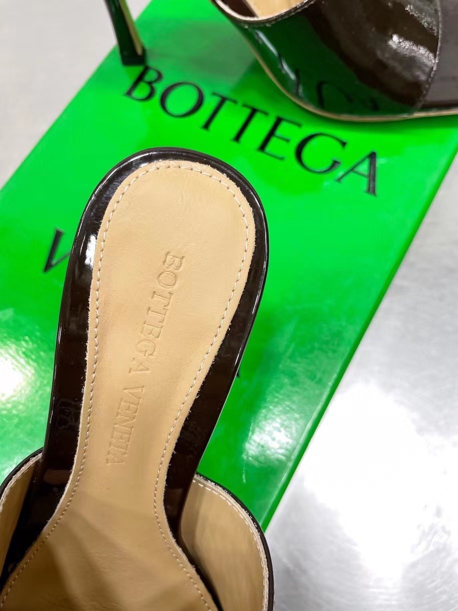 bo*te*ga Ve*ne*ta stretch mules 90mm in oxide patent leather