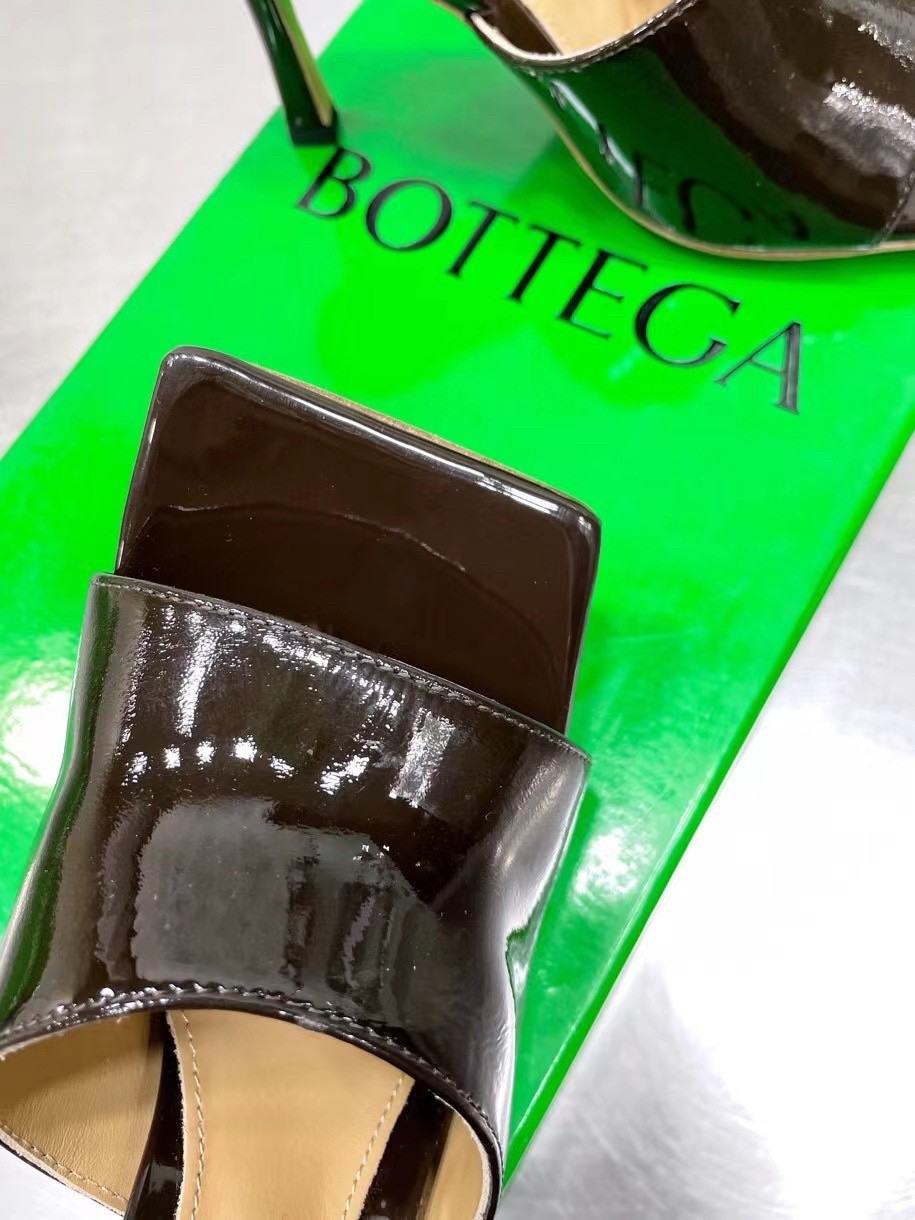 bo*te*ga Ve*ne*ta stretch mules 90mm in oxide patent leather