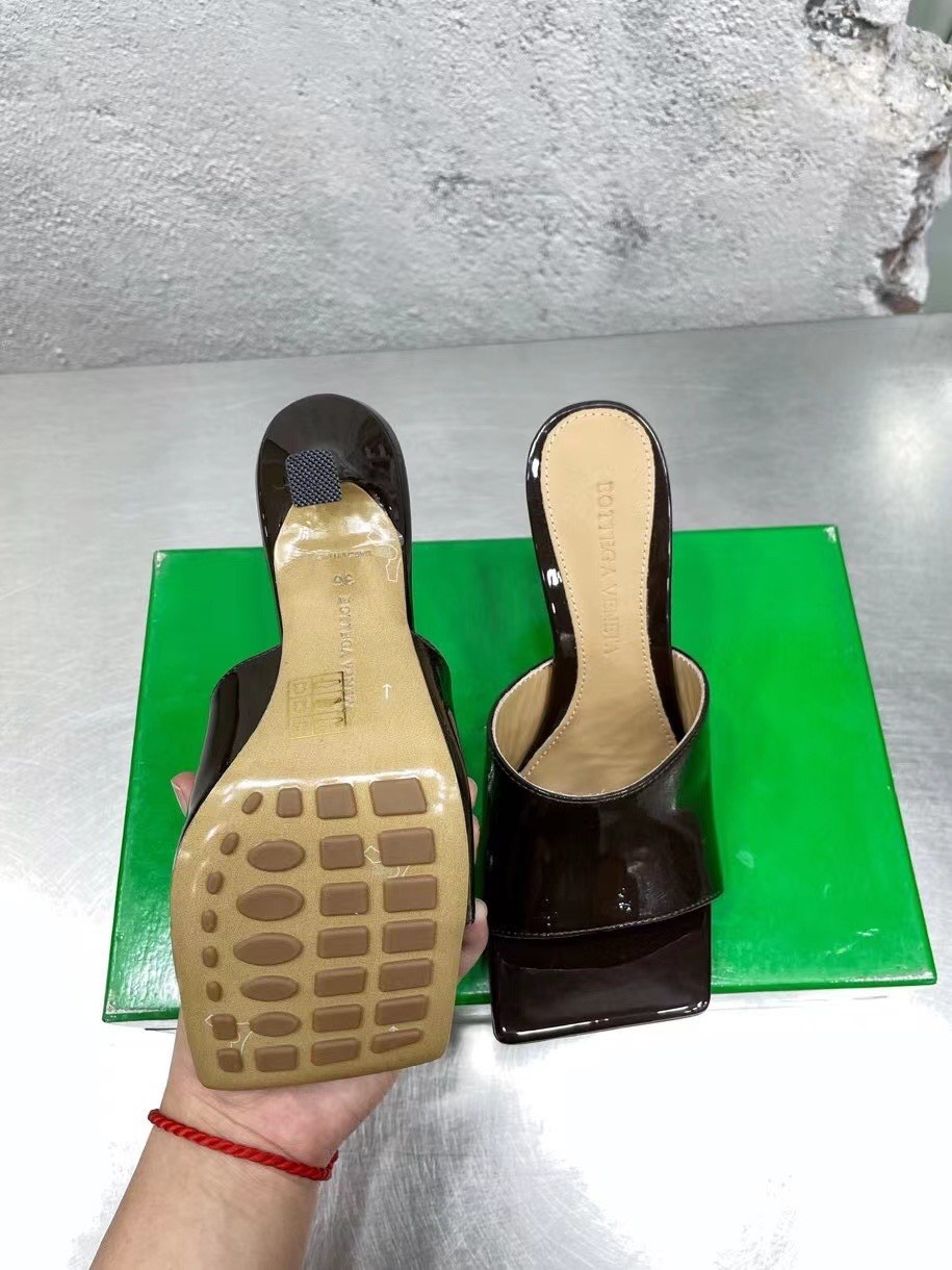bo*te*ga Ve*ne*ta stretch mules 90mm in oxide patent leather