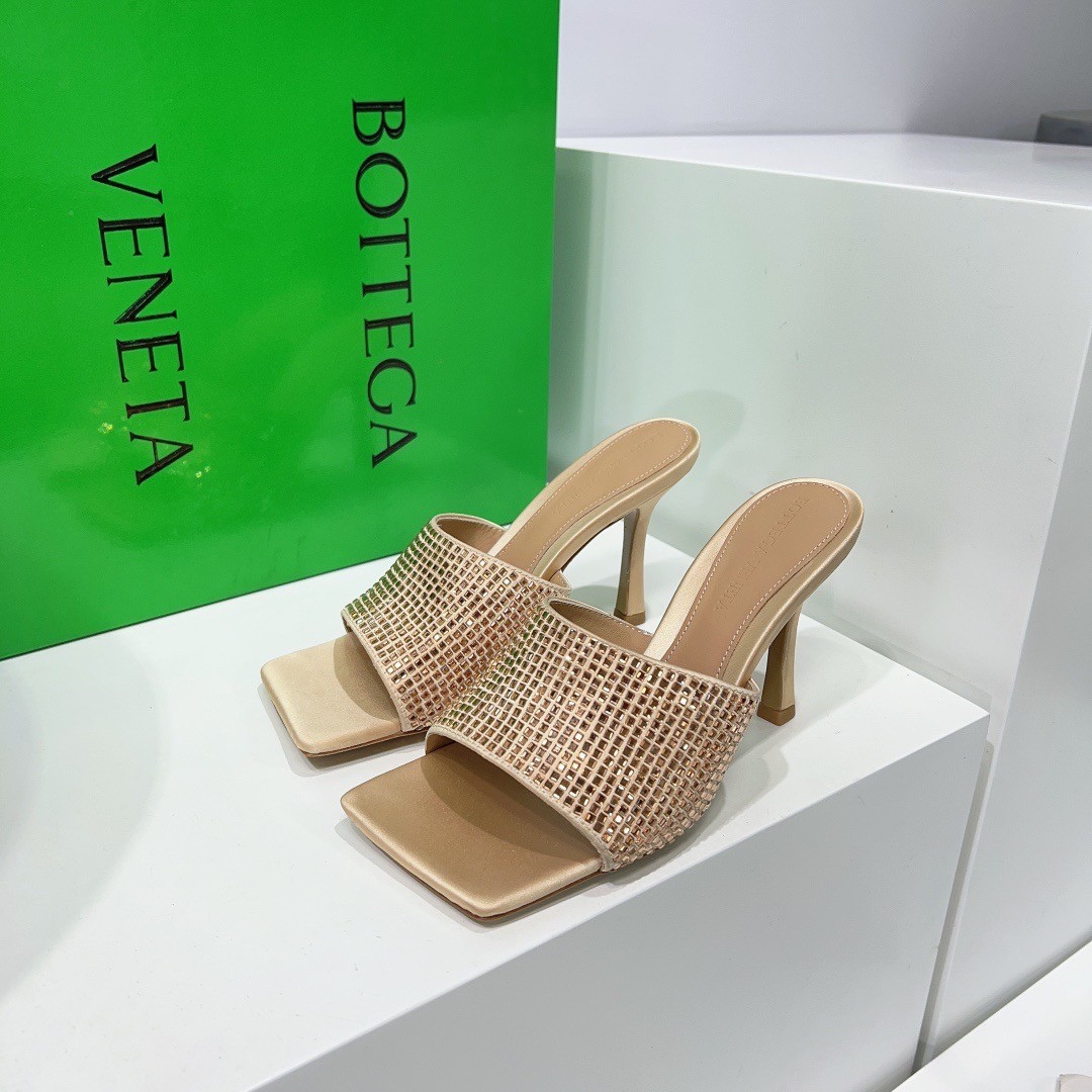bo*te*ga Ve*ne*ta stretch mules 90mm in gold strass-embellished satin