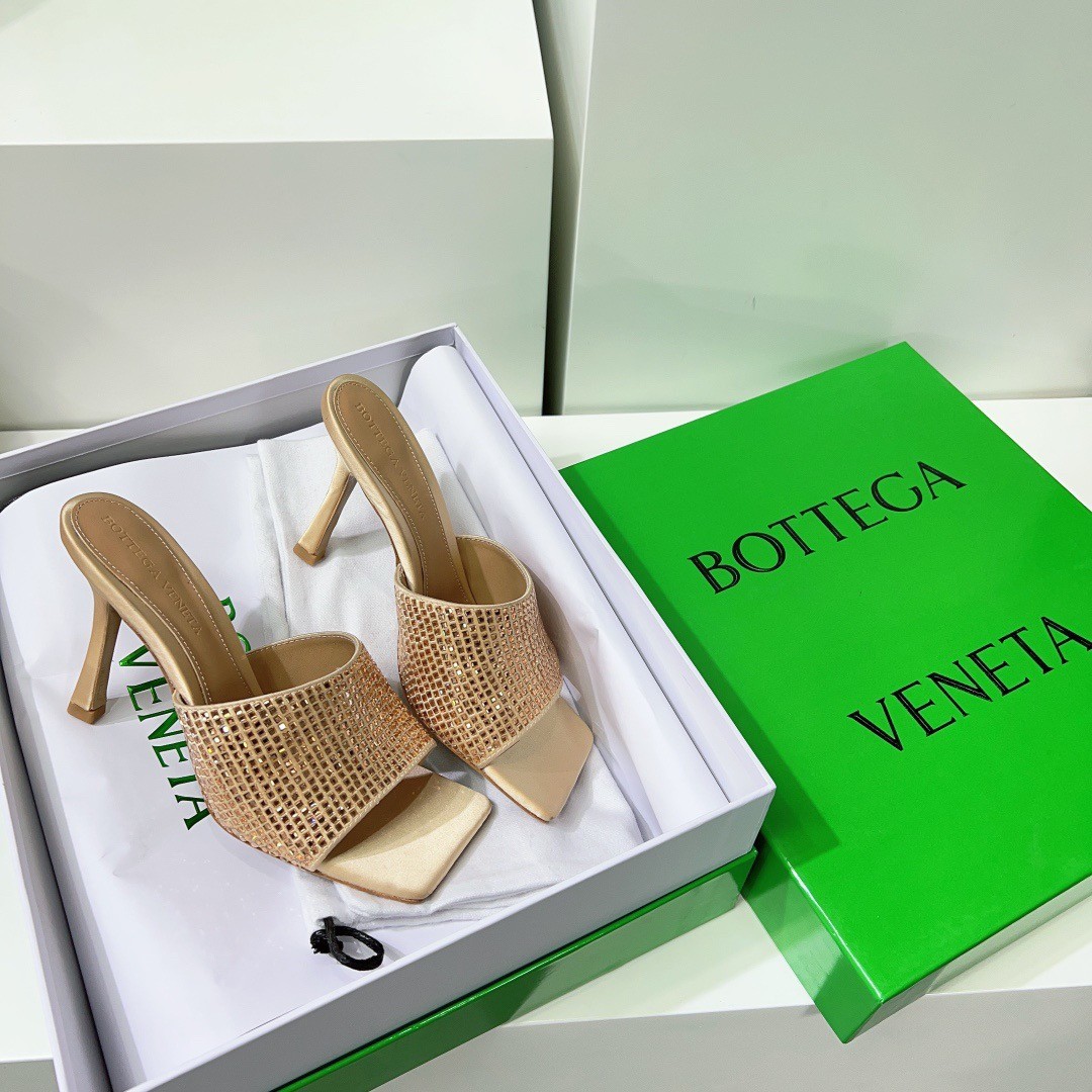 bo*te*ga Ve*ne*ta stretch mules 90mm in gold strass-embellished satin