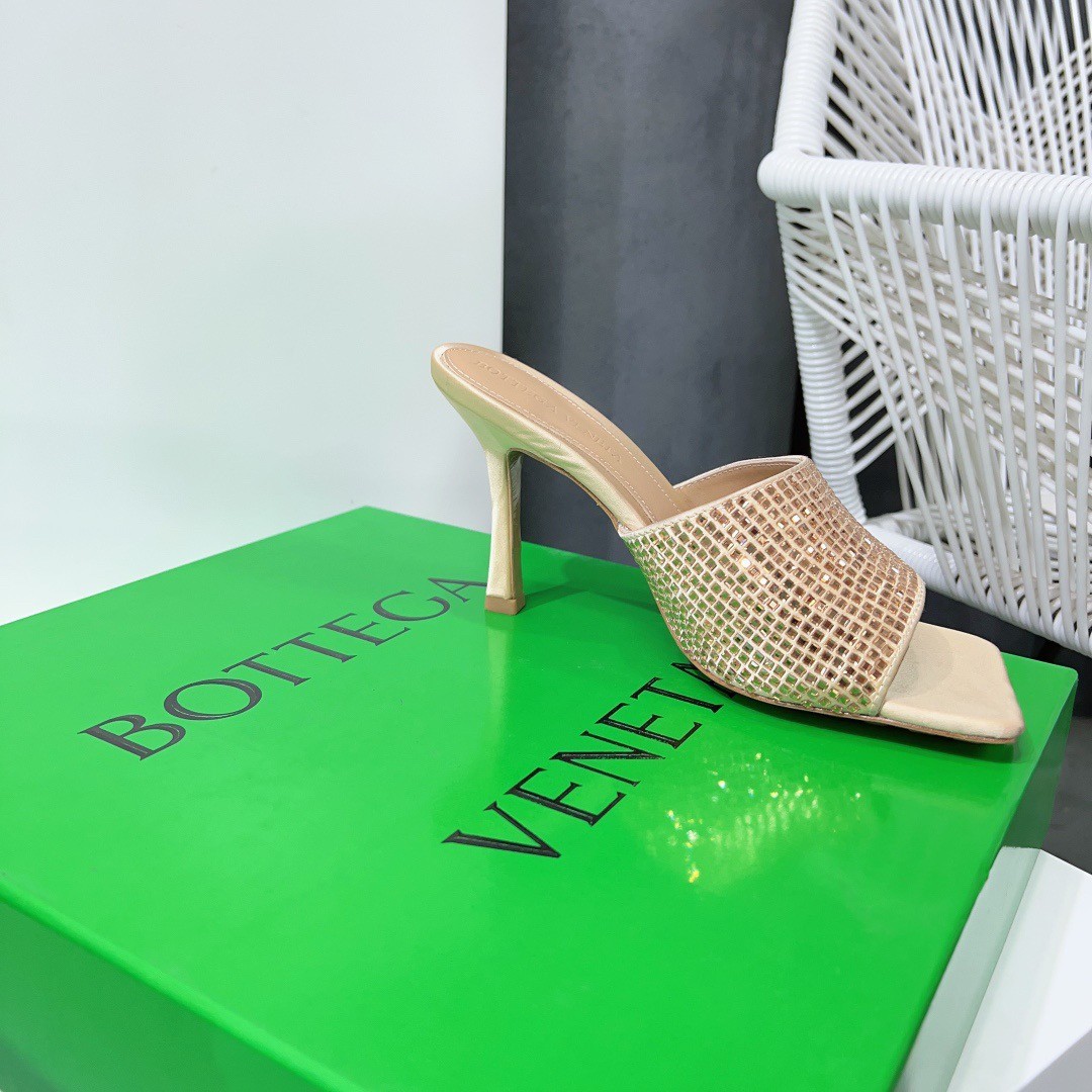 bo*te*ga Ve*ne*ta stretch mules 90mm in gold strass-embellished satin