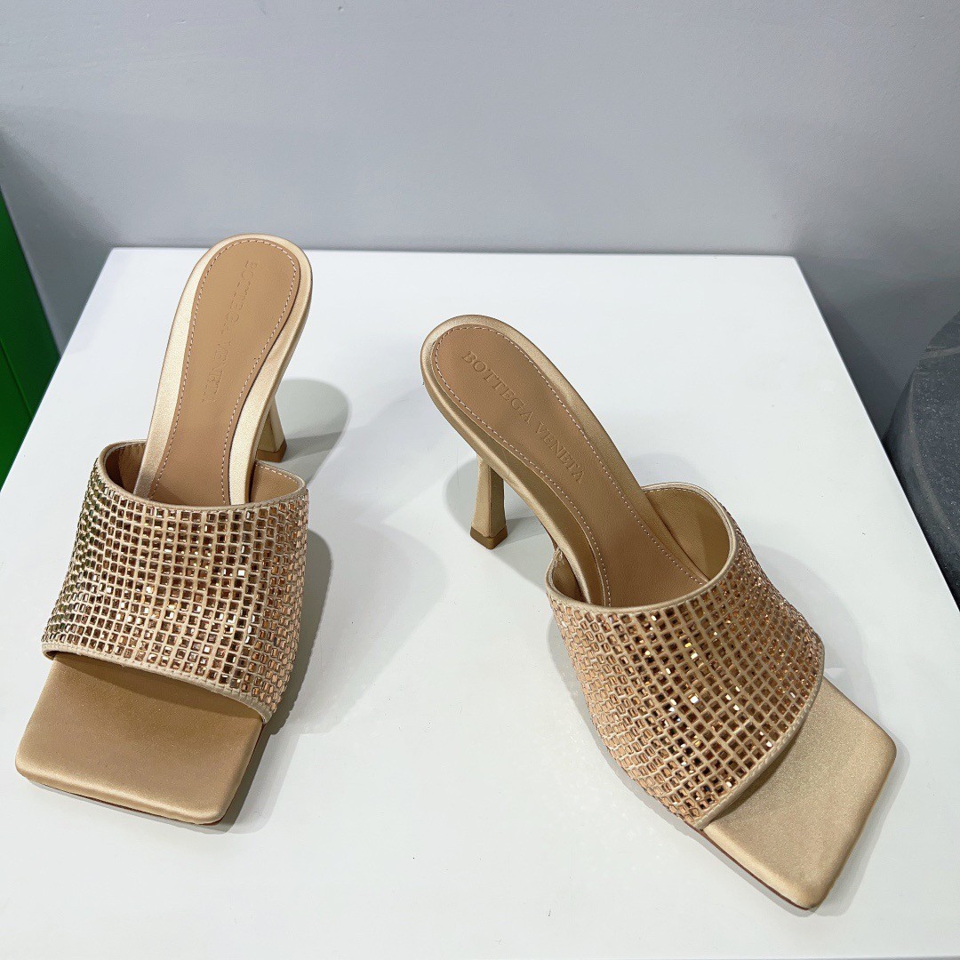bo*te*ga Ve*ne*ta stretch mules 90mm in gold strass-embellished satin