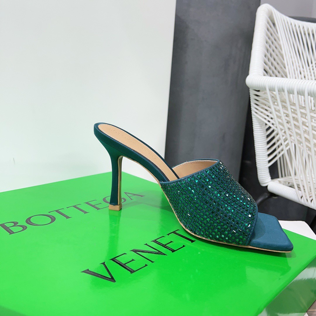 bo*te*ga Ve*ne*ta stretch mules 90mm in green strass-embellished satin