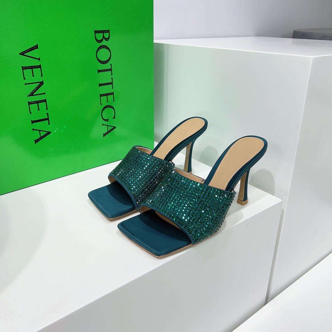 bo*te*ga Ve*ne*ta stretch mules 90mm in green strass-embellished satin