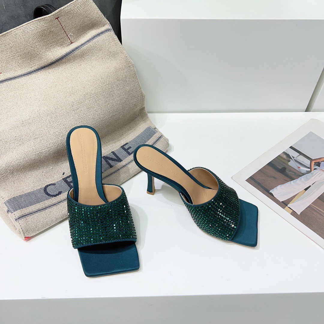 bo*te*ga Ve*ne*ta stretch mules 90mm in green strass-embellished satin