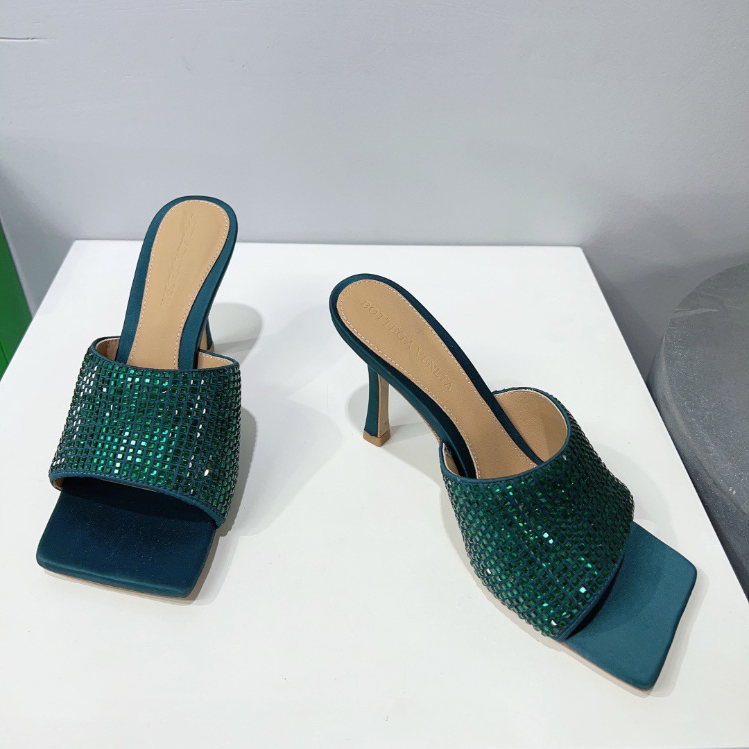 bo*te*ga Ve*ne*ta stretch mules 90mm in green strass-embellished satin