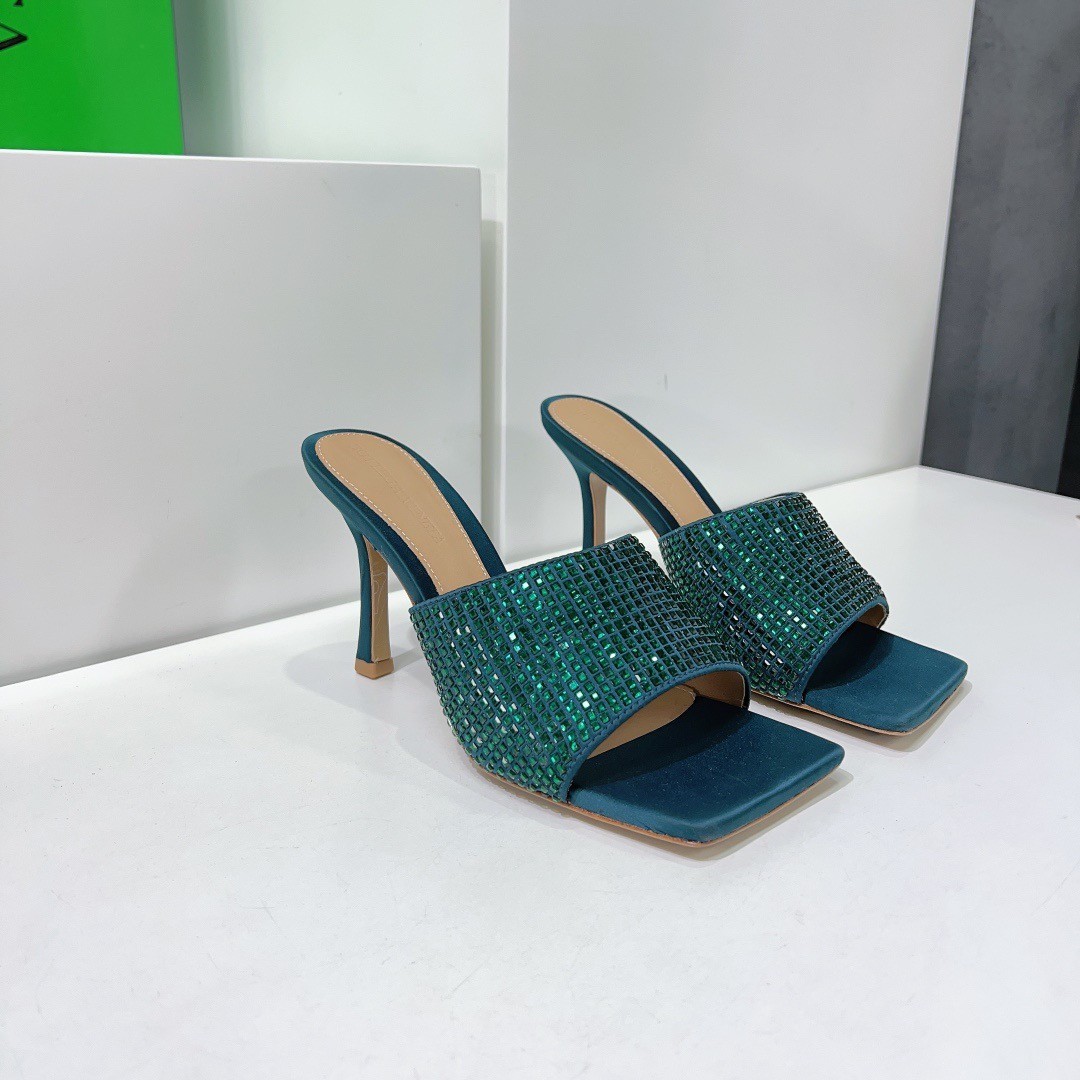 bo*te*ga Ve*ne*ta stretch mules 90mm in green strass-embellished satin
