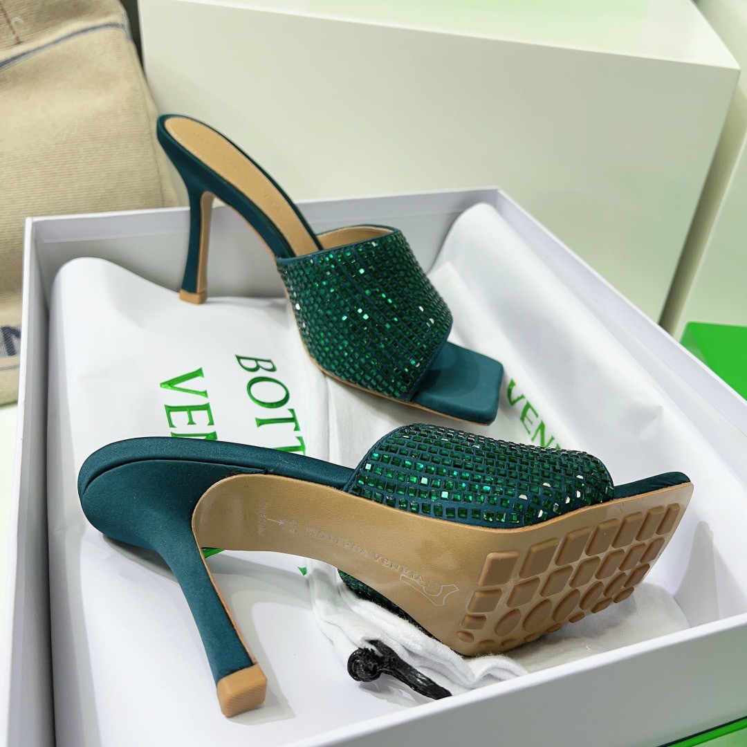 bo*te*ga Ve*ne*ta stretch mules 90mm in green strass-embellished satin