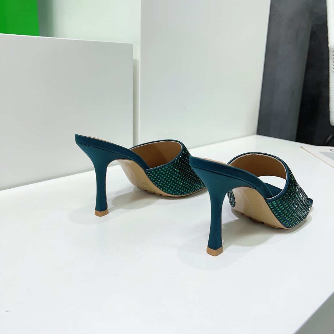 bo*te*ga Ve*ne*ta stretch mules 90mm in green strass-embellished satin
