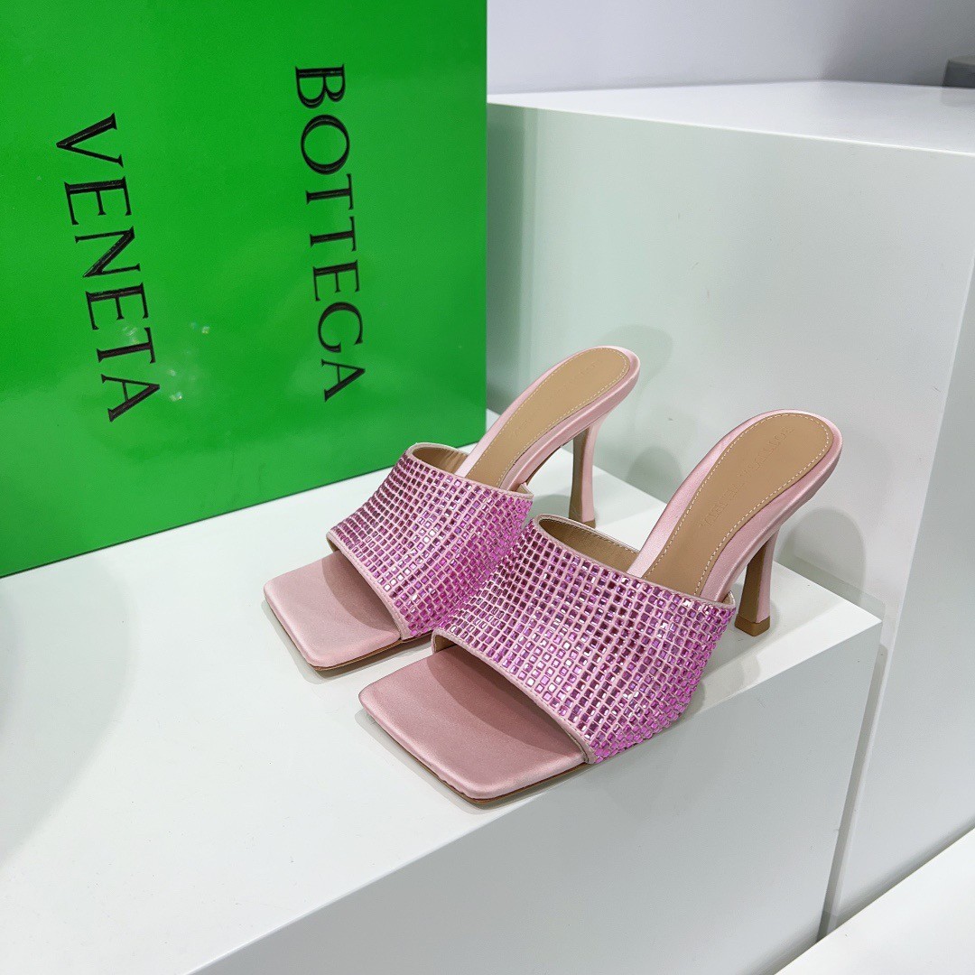 bo*te*ga Ve*ne*ta stretch mules 90mm in pink strass-embellished satin