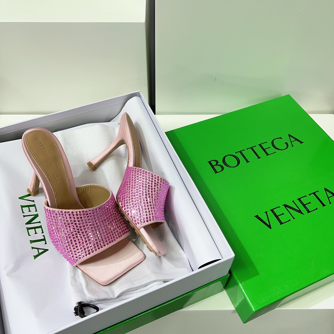 bo*te*ga Ve*ne*ta stretch mules 90mm in pink strass-embellished satin