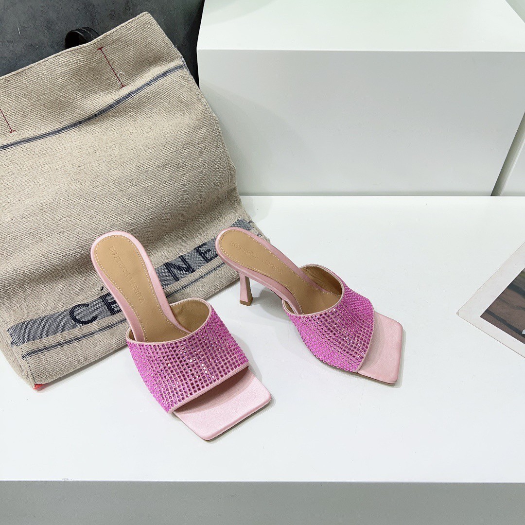 bo*te*ga Ve*ne*ta stretch mules 90mm in pink strass-embellished satin