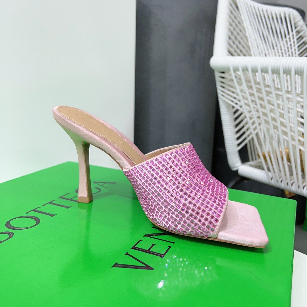 bo*te*ga Ve*ne*ta stretch mules 90mm in pink strass-embellished satin