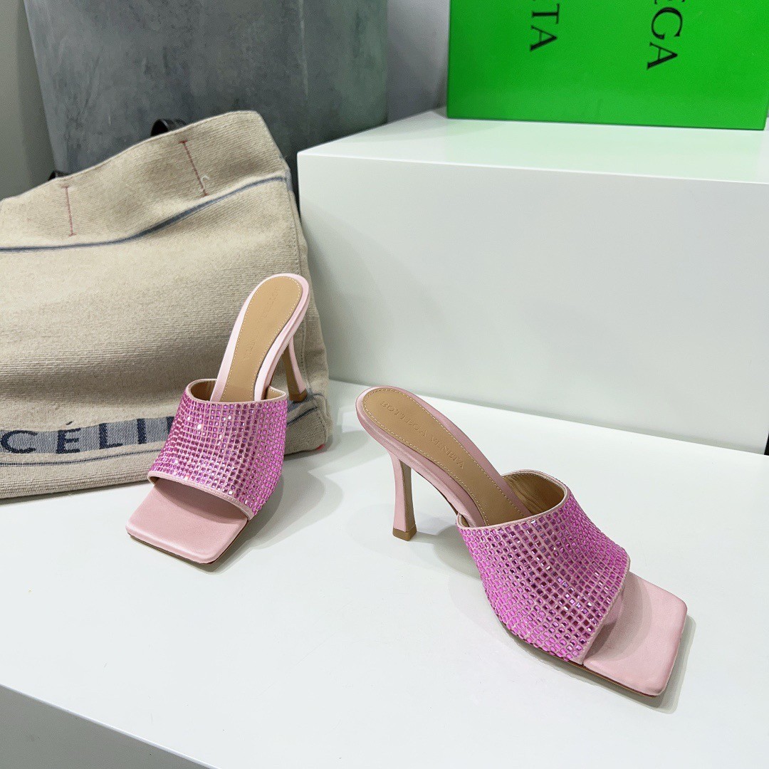 bo*te*ga Ve*ne*ta stretch mules 90mm in pink strass-embellished satin