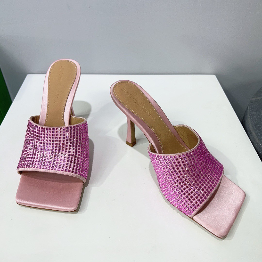 bo*te*ga Ve*ne*ta stretch mules 90mm in pink strass-embellished satin