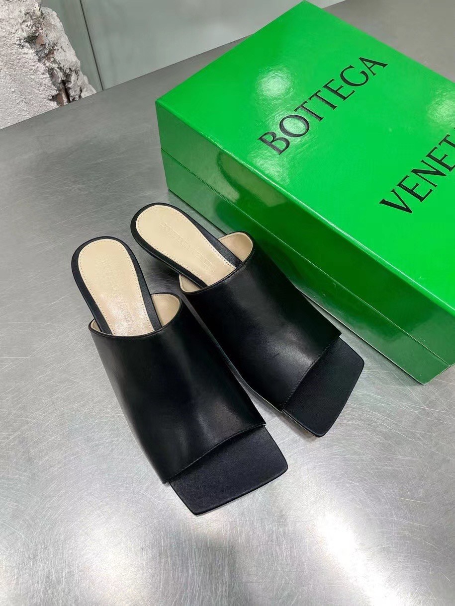 bo*te*ga Ve*ne*ta stretch mules 40mm in black lambskin