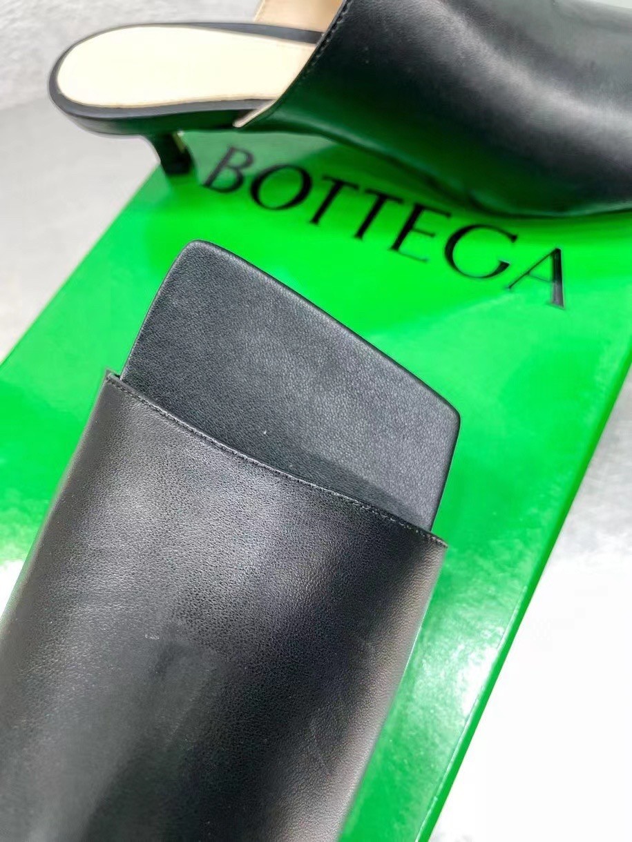 bo*te*ga Ve*ne*ta stretch mules 40mm in black lambskin