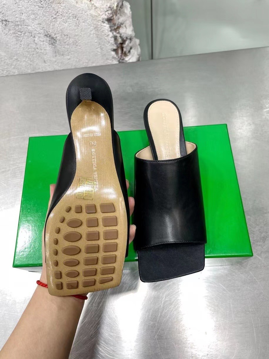 bo*te*ga Ve*ne*ta stretch mules 40mm in black lambskin