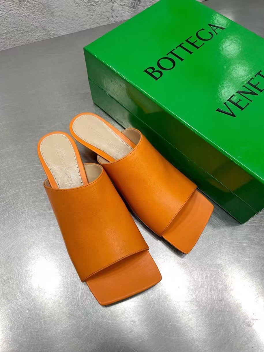 bo*te*ga Ve*ne*ta stretch mules 40mm in orange lambskin