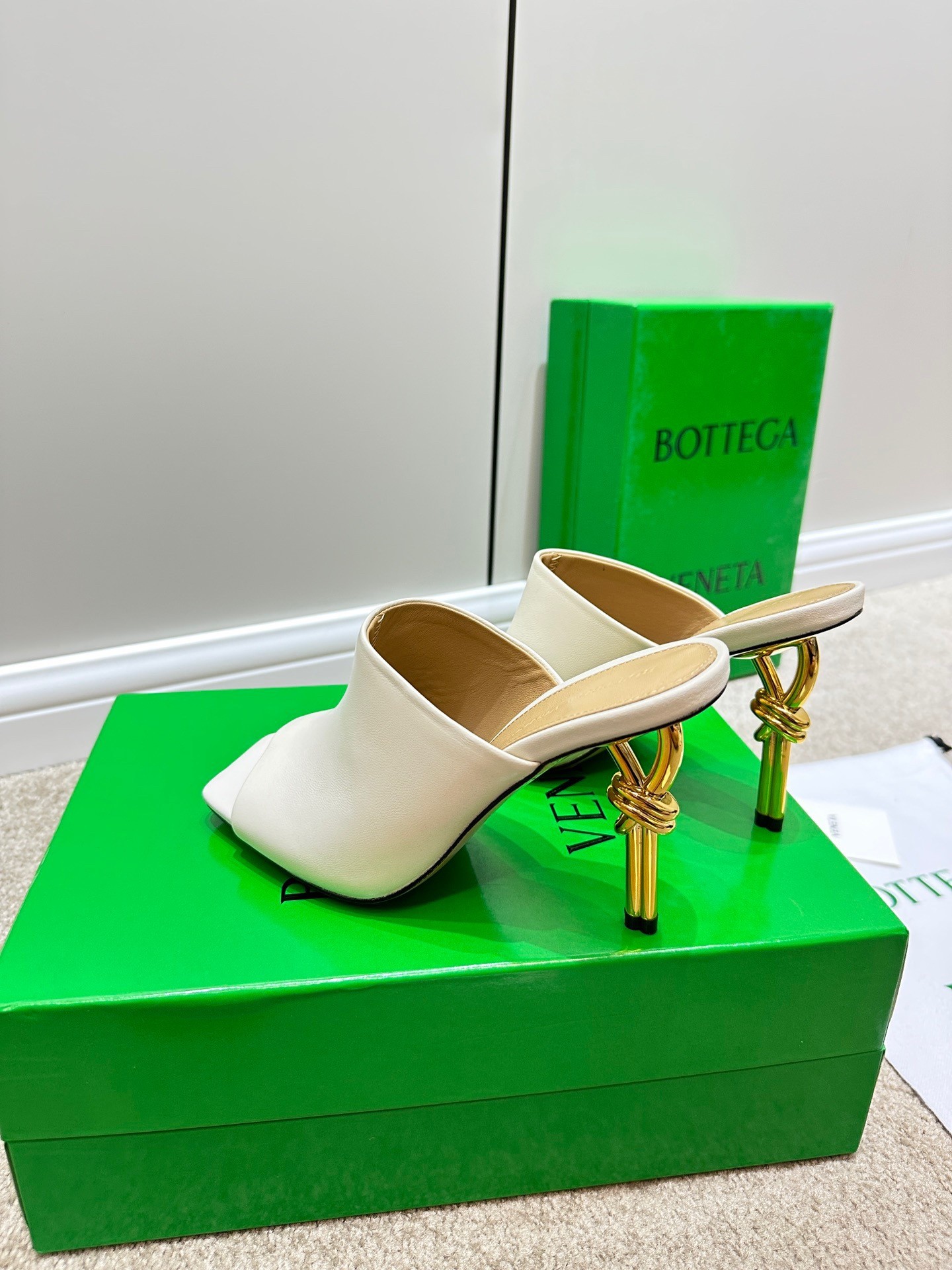 bo*te*ga Ve*ne*ta knot mules 90mm in white lambskin