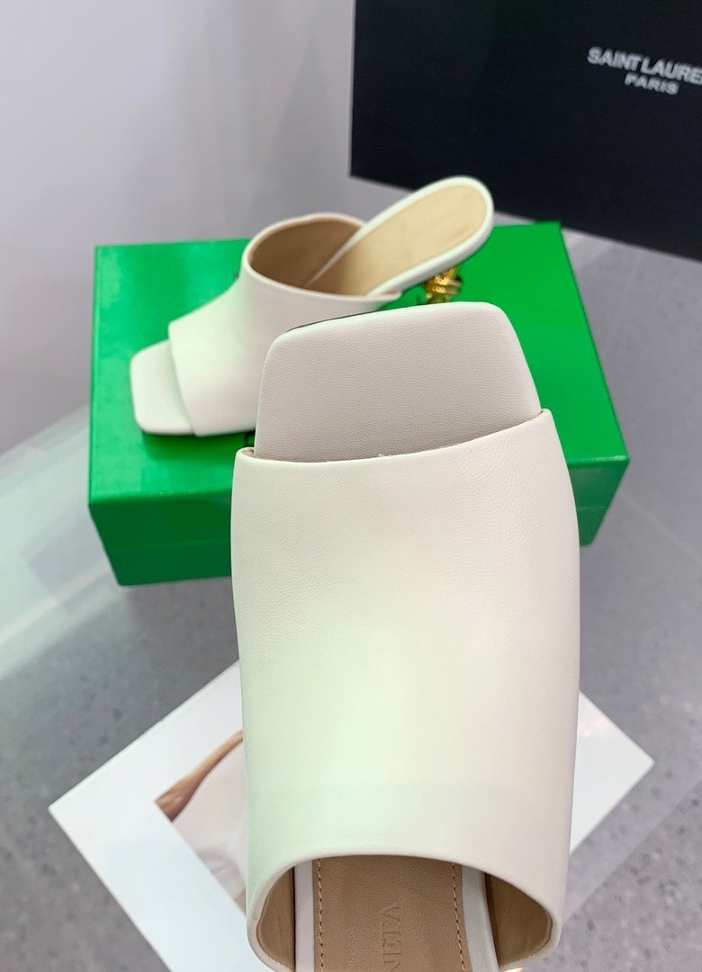 bo*te*ga Ve*ne*ta knot mules 90mm in white lambskin