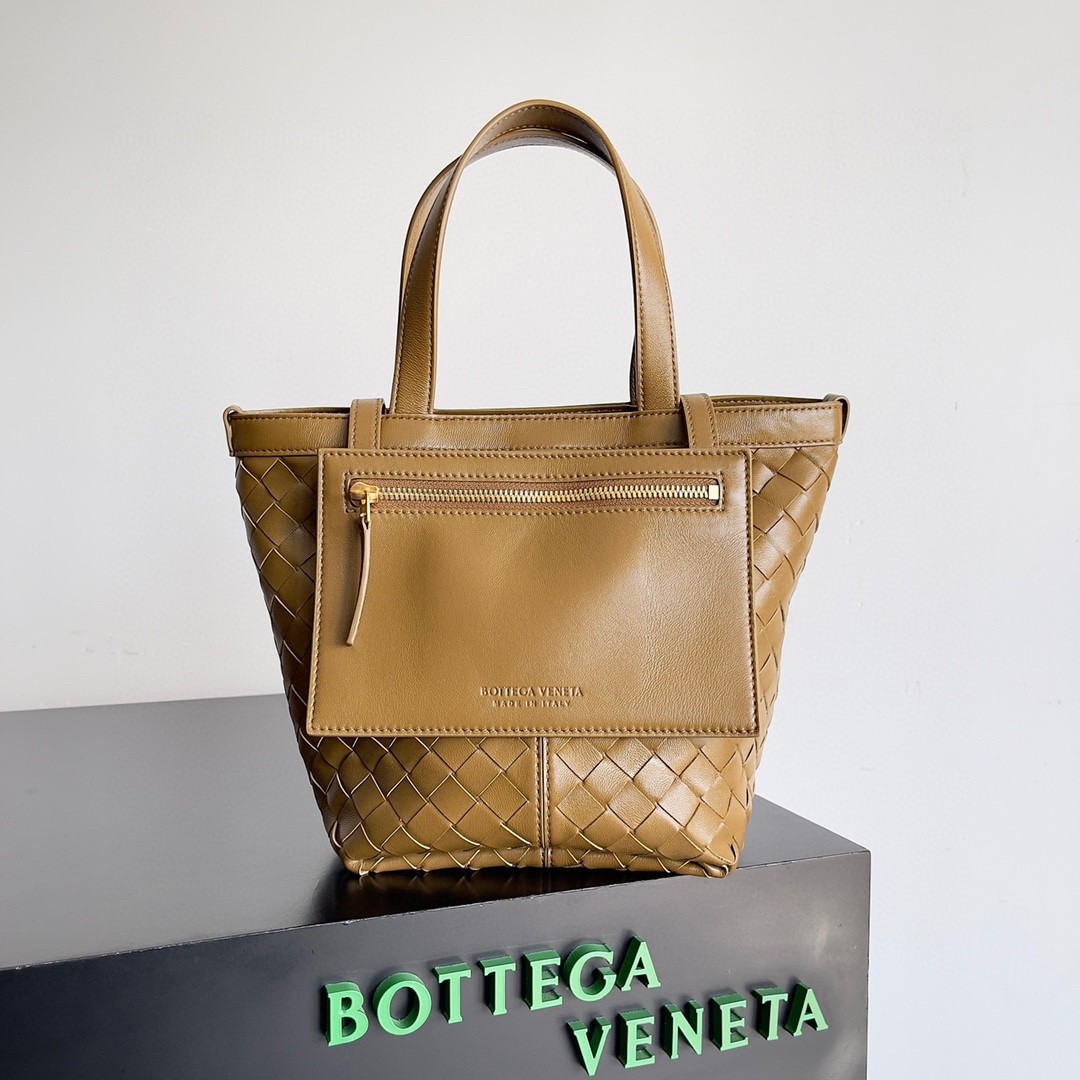 bo*te*ga Ve*ne*ta small flip flap bag in acorn intrecciato lambskin