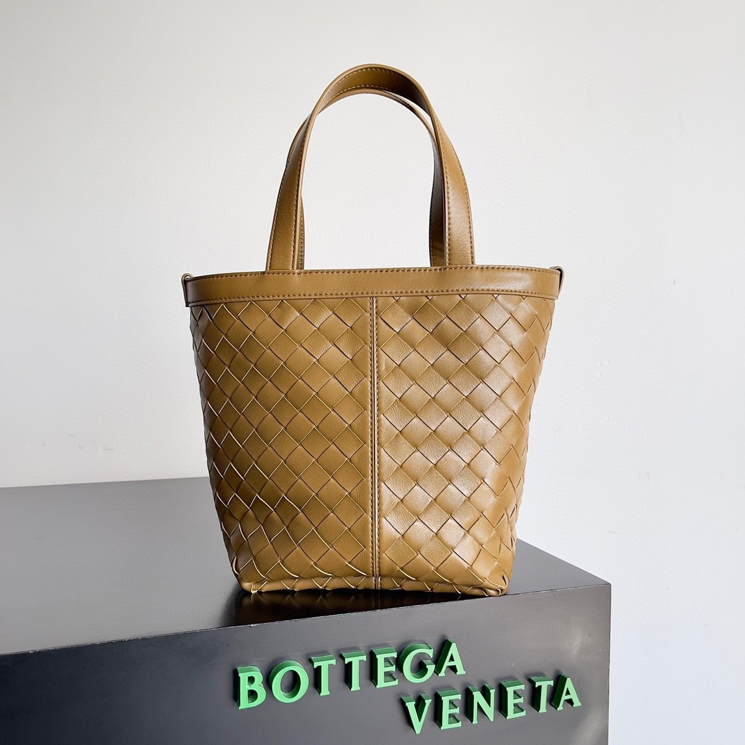 bo*te*ga Ve*ne*ta small flip flap bag in acorn intrecciato lambskin