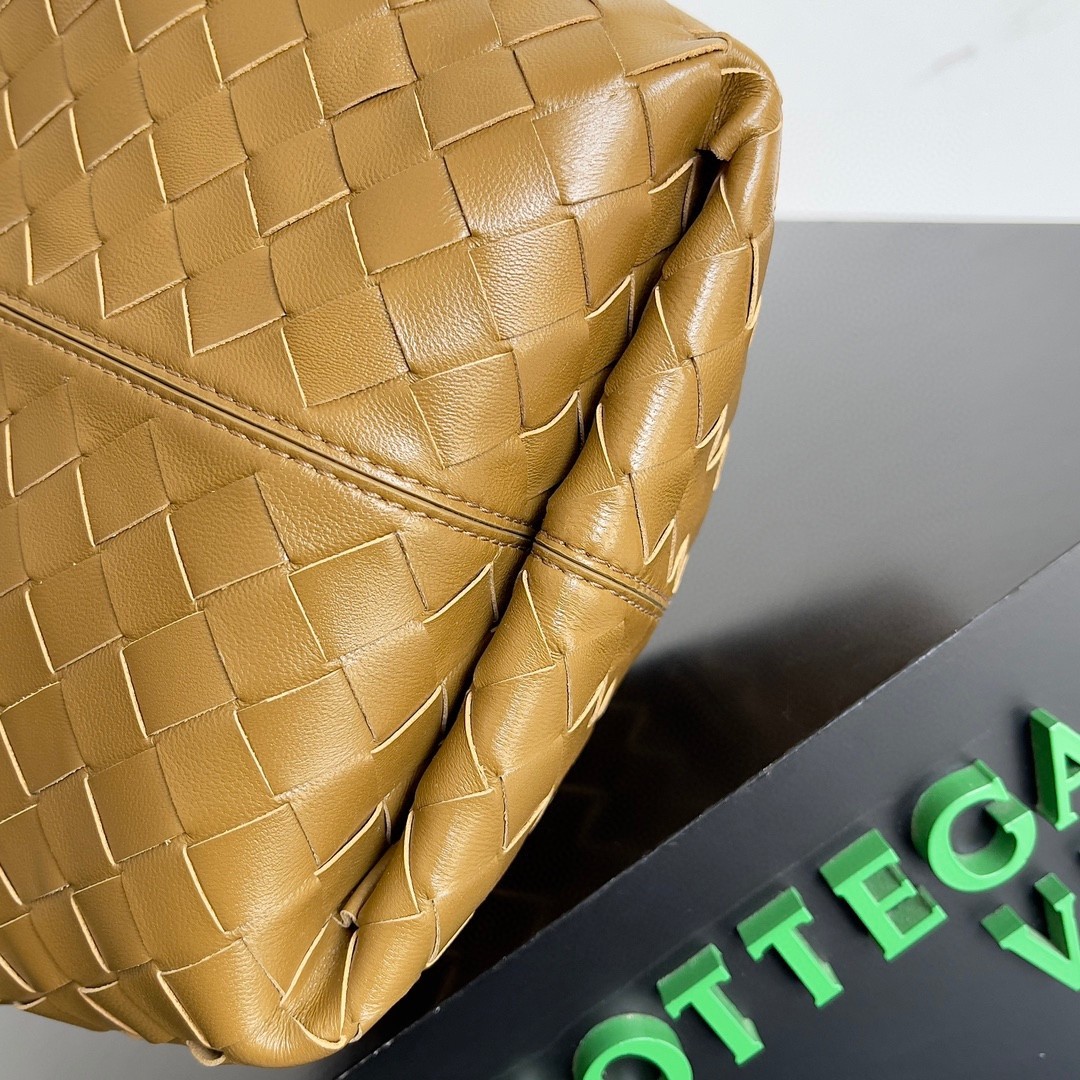 bo*te*ga Ve*ne*ta small flip flap bag in acorn intrecciato lambskin