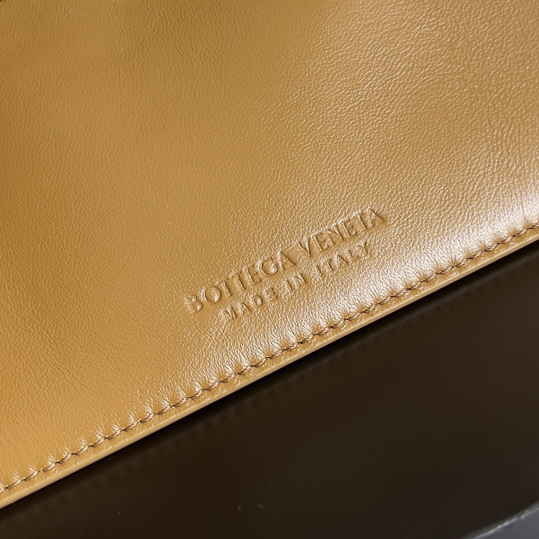 bo*te*ga Ve*ne*ta small flip flap bag in acorn intrecciato lambskin