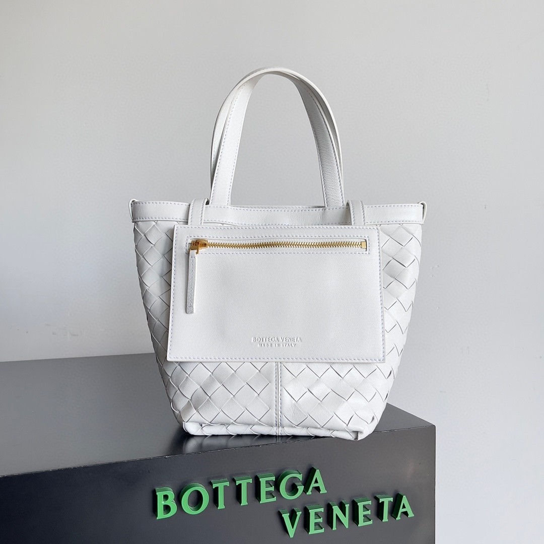 bo*te*ga Ve*ne*ta small flip flap bag in white intrecciato lambskin