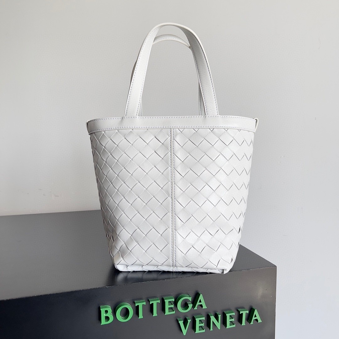bo*te*ga Ve*ne*ta small flip flap bag in white intrecciato lambskin