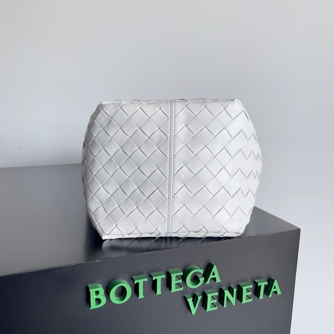 bo*te*ga Ve*ne*ta small flip flap bag in white intrecciato lambskin