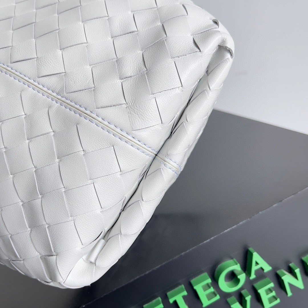 bo*te*ga Ve*ne*ta small flip flap bag in white intrecciato lambskin