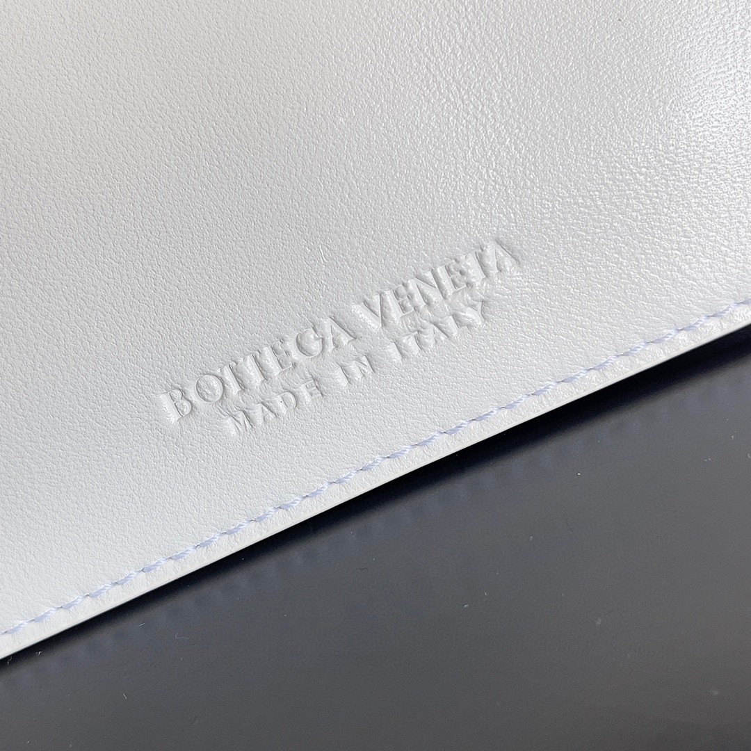 bo*te*ga Ve*ne*ta small flip flap bag in white intrecciato lambskin