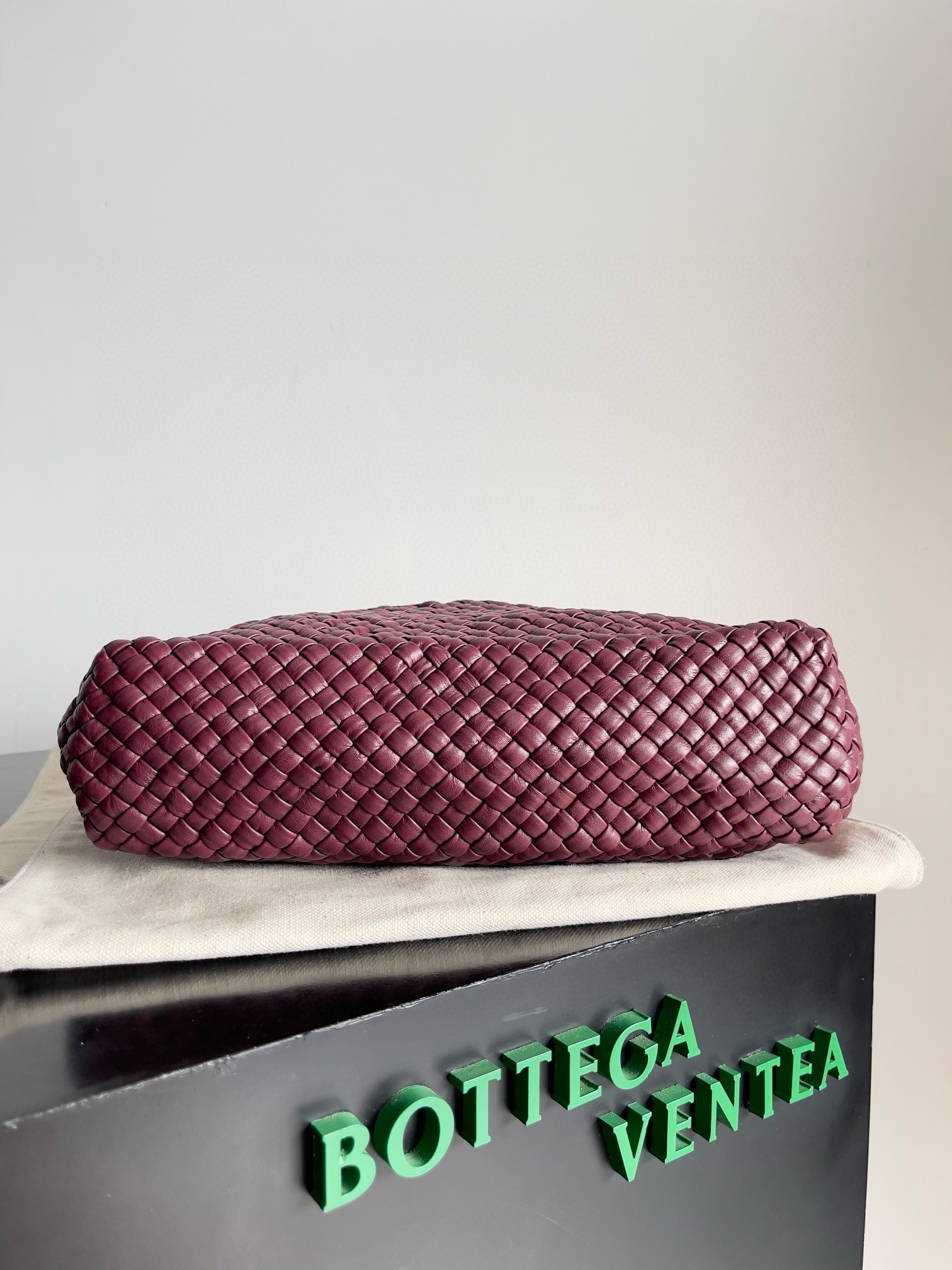 bo*te*ga Ve*ne*ta tosca bag in barolo intrecciato calfskin