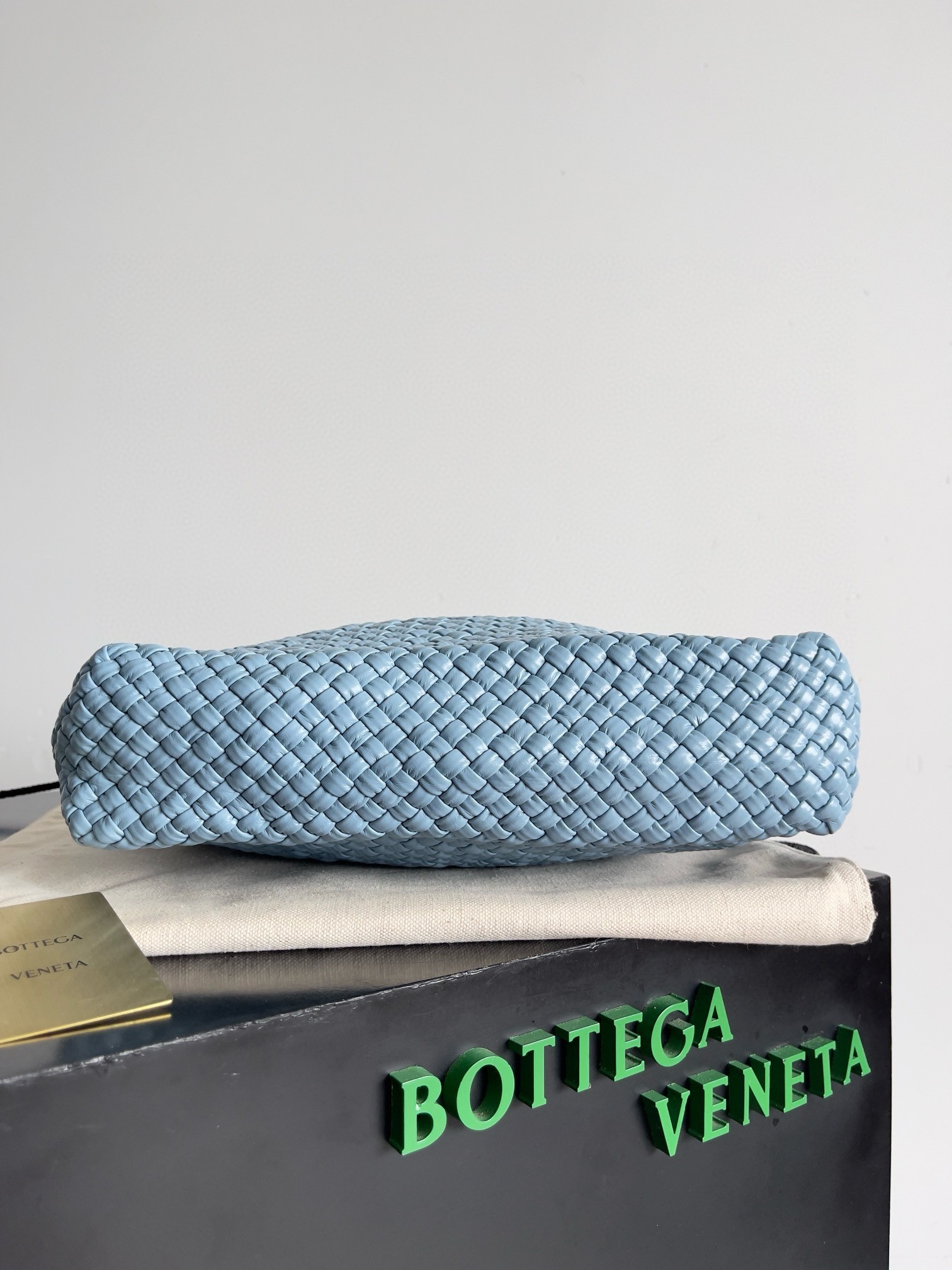 bo*te*ga Ve*ne*ta tosca bag in light blue intrecciato calfskin