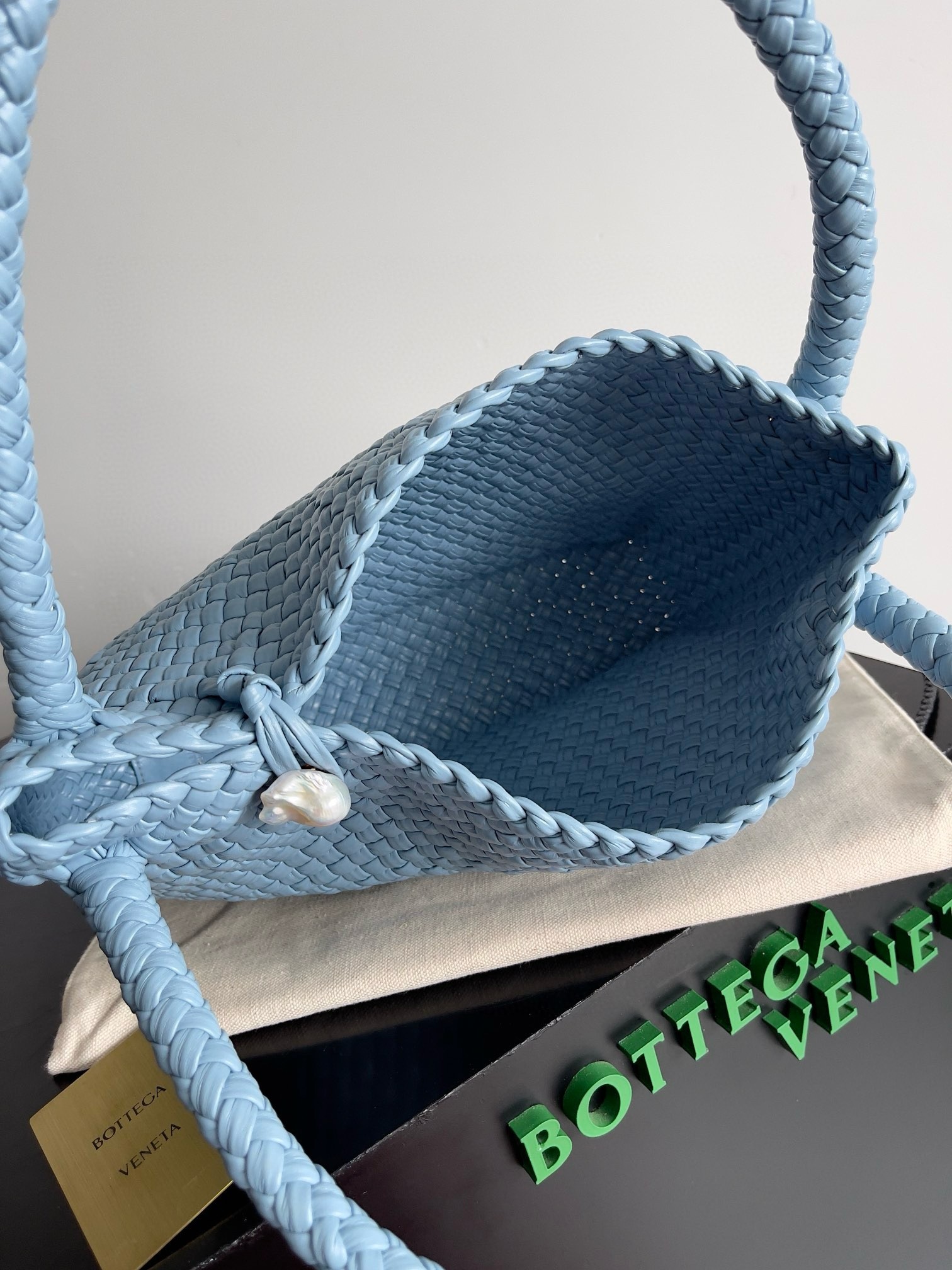 bo*te*ga Ve*ne*ta tosca bag in light blue intrecciato calfskin
