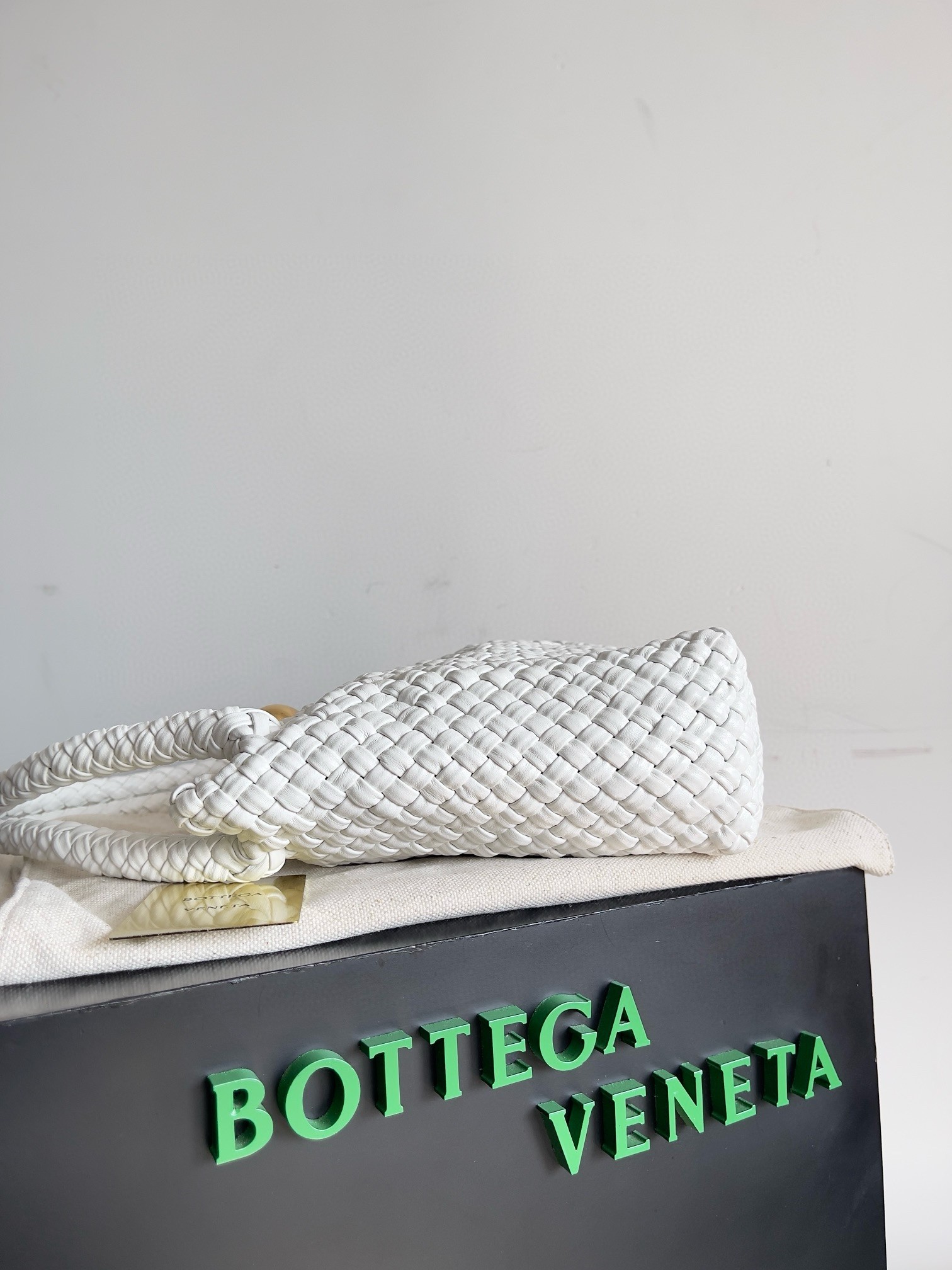 bo*te*ga Ve*ne*ta tosca bag in white intrecciato calfskin