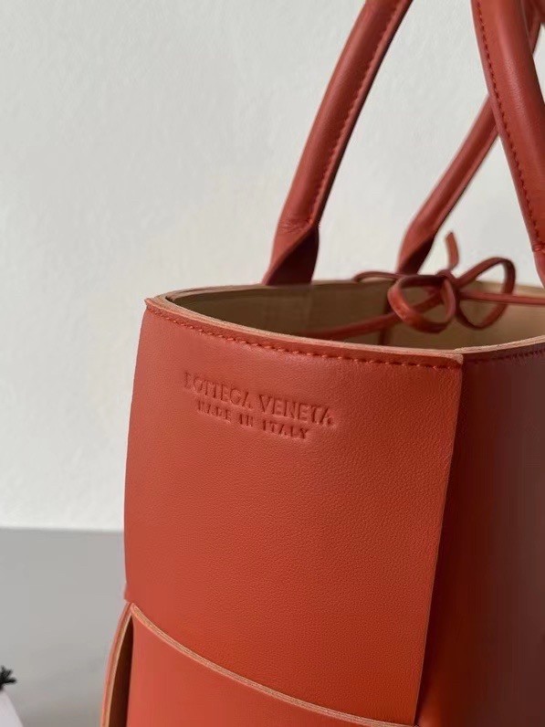 bo*te*ga Ve*ne*ta arco small tote in maple intrecciato lambskin