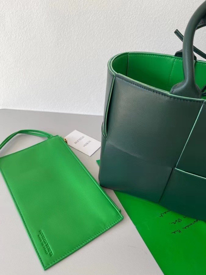 bo*te*ga Ve*ne*ta arco small tote in raintree intrecciato lambskin
