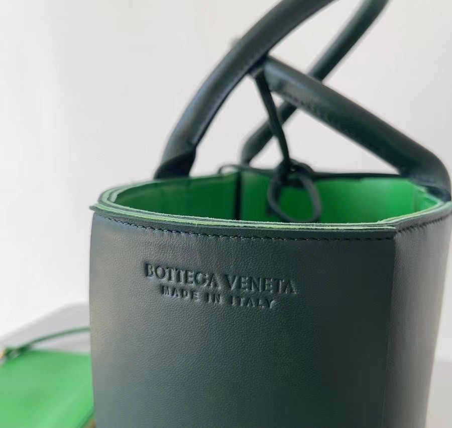 bo*te*ga Ve*ne*ta arco small tote in raintree intrecciato lambskin